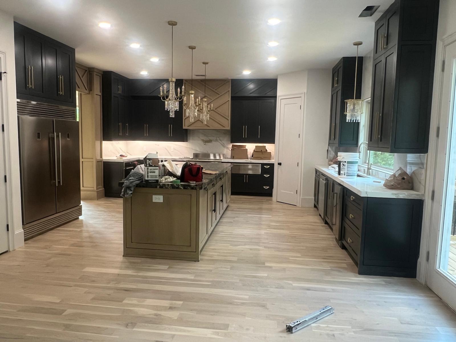 Equipo de ZS Cabinet Custom Solutions trabajando en carpintería